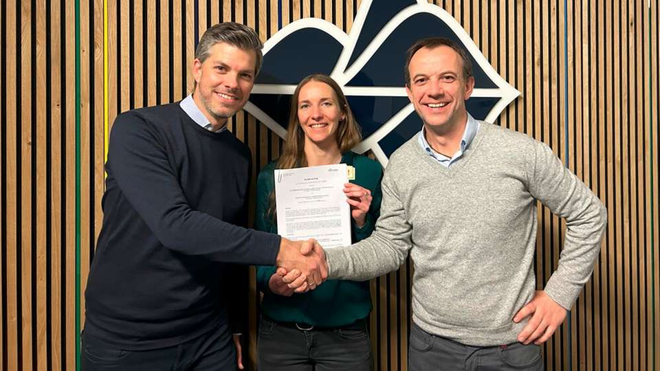 Freuen sich über die Energiepartnerschaft (von links): Fabian Becker (Entelios), Clarissa Irion (Entelios) und Georg Gallmetzer (Eco Stor).