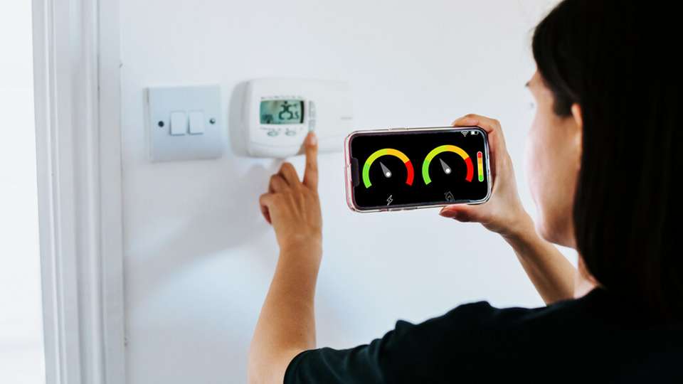 KMU können Smart Meter sinnvoll nutzen, indem sie automatisierte Softwarelösungen einsetzen, um ihren Stromverbrauch zu analysieren, Lastspitzen zu reduzieren, zeitvariable Tarife zu bewerten und Investitionen in Energieeffizienzmaßnahmen oder erneuerbare Energien wirtschaftlich zu planen.