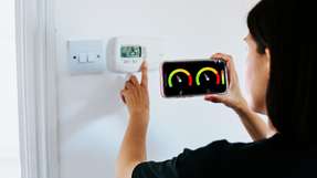 KMU können Smart Meter sinnvoll nutzen, indem sie automatisierte Softwarelösungen einsetzen, um ihren Stromverbrauch zu analysieren, Lastspitzen zu reduzieren, zeitvariable Tarife zu bewerten und Investitionen in Energieeffizienzmaßnahmen oder erneuerbare Energien wirtschaftlich zu planen.