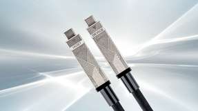 Das Hybridkabel USC-CC32 mit beidseitigem USB-C-Anschluss überträgt Daten bis zu 10 Gbit/s und Strom bis zu 15 m.