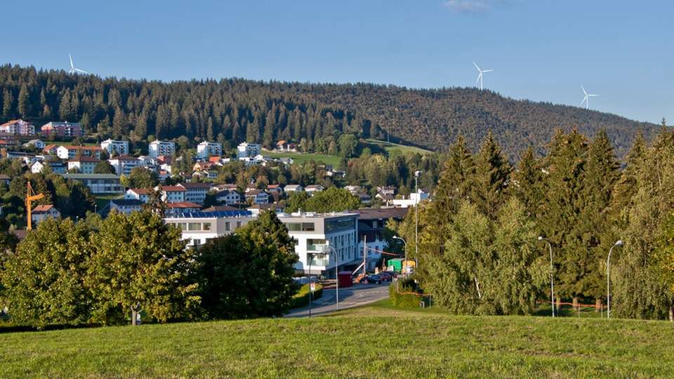 Fotomontage des Windpark-Projekts „Parc éolien de la Montagne de Tramelan et Montbautier“: Mit drei Grundstückseigentümern konnte bislang keine Einigung hinsichtlich der Weg- und Durchleitungsrechte erzielt werden.