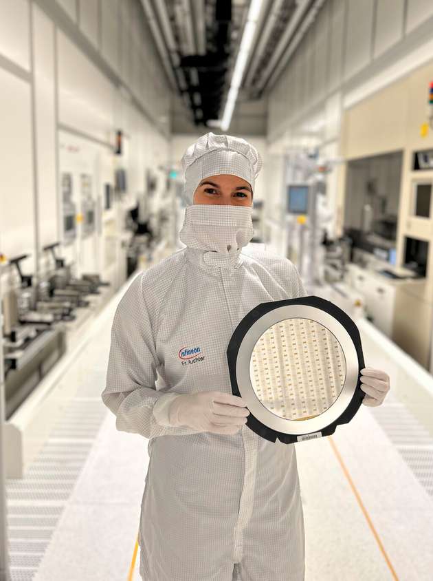 Technische Projektleiterin Dr. Silke Auchter mit Infineon Wafer, der Quantinuum Ionenfallen-Chips enthält.