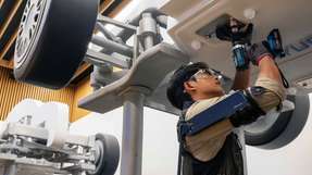 „Der X-ble Shoulder ist ein tragbarer Roboter, der die technologischen Fähigkeiten des Robotics LAB mit dem Feedback realer Nutzer kombiniert“, erklärt Dong Jin Hyun, Vice President and Head of Robotics LAB bei Hyundai Motor und Kia.