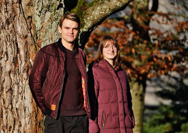 Doktorand Hagen von Strünck und Doktorandin Franka Janz erforschen, wie holzzersetzende Bakterien dabei helfen können, sauberen Wasserstoff und leichtere Elektroautos herzustellen.