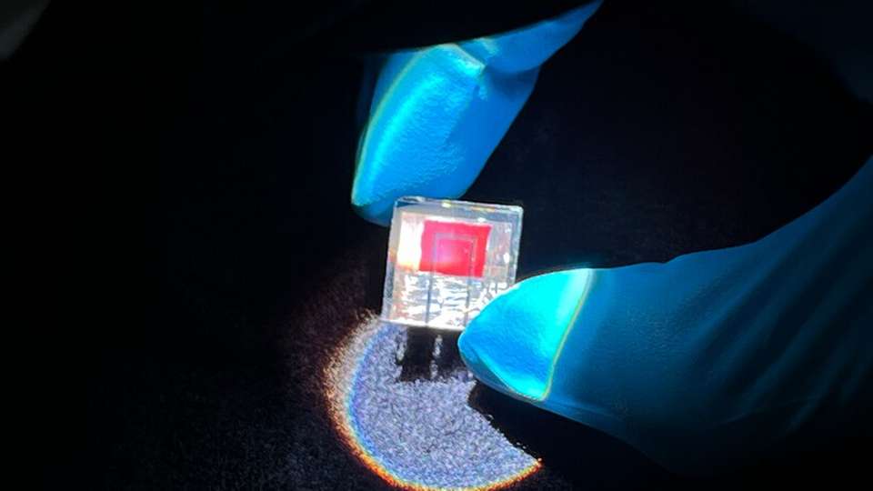 Solarzelle mit Passivierung im Labor unter simuliertem Sonnenlicht: Mit einer neuartigen Kombination zweier PV-Technologien konnten Forscher einen Rekordwirkungsgrad erzielen.