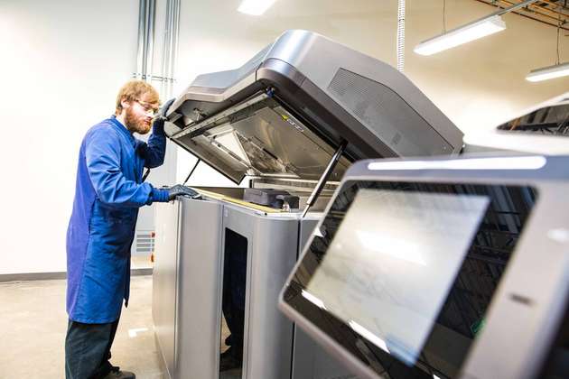 Wer sich eingehend mit den Möglichkeiten der additiven Fertigung auseinandergesetzt hat, weiß, dass insbesondere im Kunststoffbereich eine Vielzahl unterschiedlicher Verfahren existiert, die alle speziell auf den jeweiligen Kunststoff zugeschnitten sind.