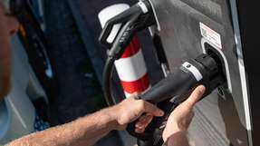 Mehr als die Hälfte wählt zum Beispiel ihr Hotel danach aus: Gibt es genügend E-Auto-Lademöglichkeiten an Urlaubsort, Tankstelle oder Arbeitsplatz?