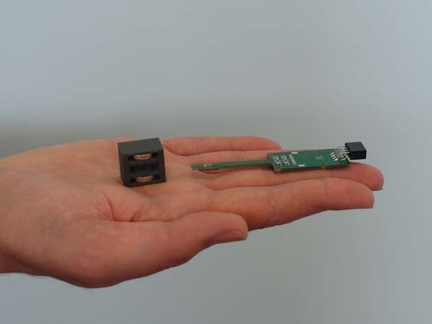Damit soll die Haltbarkeitsmessung im Mini-Format funktionieren: links der Permanentmagnet und daneben die grüne Leiterplatte, die links einen winzigen chip-integrierten Quantensensor trägt.