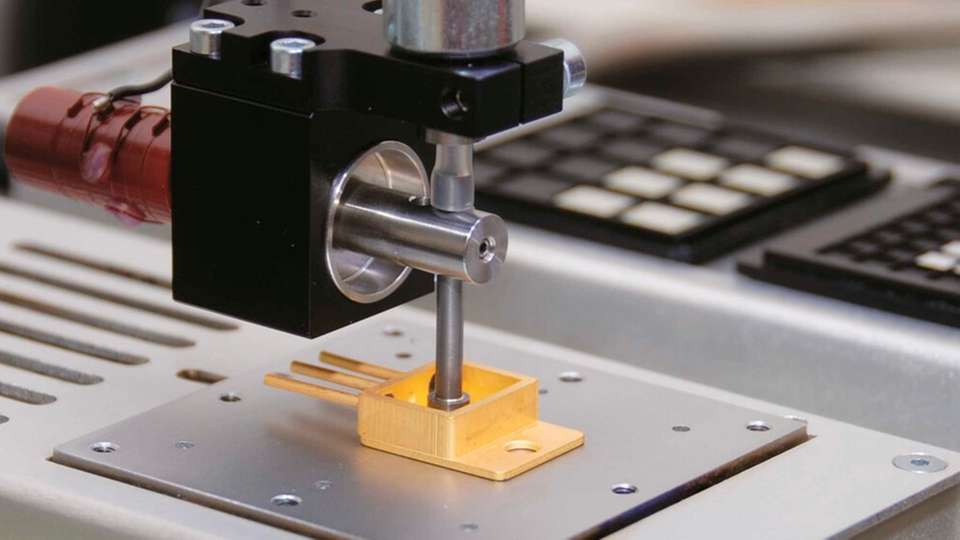 Ultraschall-Bonding in einem DIE-Bonder von Tresky.