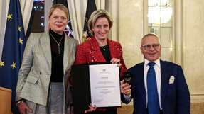 Bei der Verleihung im Neuen Schloss Stuttgart (von links): Carolin Grimbacher (Geschäftsführerin von Südpack), Dr. Nicole Hoffmeister-Kraut (Wirtschaftsministerin von Baden-Württemberg) und Johannes Remmele (Geschäftsführer von Südpack).