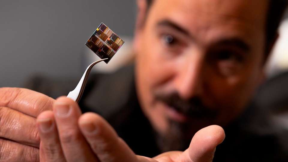 Cornell-Wissenschaftler halten bereits den Weltrekord für den kleinsten Laufroboter der Welt mit 40 bis 70 μmn. Die neuen diffraktiven Roboter „werden diesen Rekord in den Schatten stellen“, so Itai Cohen, Mitautor der Studie. „Diese Roboter sind 5 μm bis 2 μm groß. Sie sind winzig. Und wir können sie dazu bringen, alles zu tun, was wir wollen, indem wir die Magnetfelder steuern, die ihre Bewegungen antreiben.“
