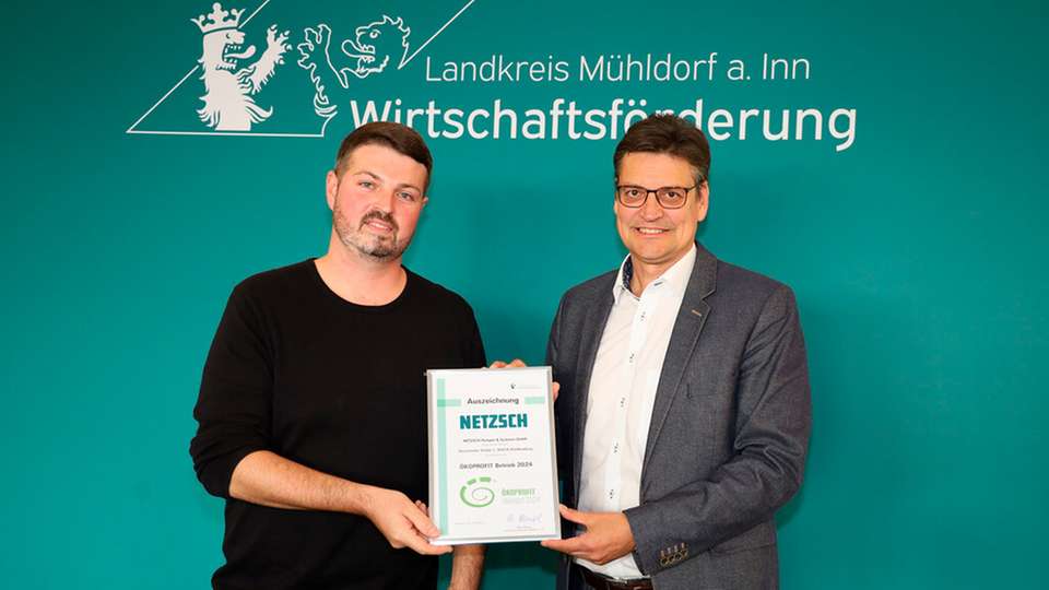 Julian Kaindl, Environmental Manager bei Netzsch, ist hier zusammen mit dem Mühldorfer Landrat Maximilian Heimerl bei der Urkundenübergabe zu sehen.