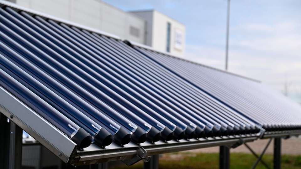 Mit 13,1 m2 Bruttokollektorfläche ist der neue CPC-Vakuumröhrenkollektor von Ritter XL Solar ideal für solarthermische Großanlagen. Solarthermie wird eine zentrale Rolle bei der Dekarbonisierung von Wärmenetzen spielen. 