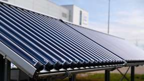 Mit 13,1 m2 Bruttokollektorfläche ist der neue CPC-Vakuumröhrenkollektor von Ritter XL Solar ideal für solarthermische Großanlagen. Solarthermie wird eine zentrale Rolle bei der Dekarbonisierung von Wärmenetzen spielen. 