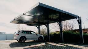 Sonne tanken und Hitze vermeiden: Modulare PV-Anlagen können aus versiegelten Flächen wie Parkplätzen nachhaltige Energielieferanten machen.
