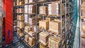 Nachhaltiges Retrofit für einen zukunftsorientierten Buchversand Die MASTer42-Regalbediengeräte überzeugen mit einem intelligenten Energiemanagement, das Rückspeisung und Einsparungen perfekt kombiniert.