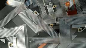 Die große Vielfalt an RFID-Technologien stellt OEMs, Integratoren und Unternehmen vor Herausforderungen. OEMs, die RFID-Lesegeräte in Produkte wie Drucker, physische Zugangskontrollsysteme (PAC), Ladeinfrastruktur für Elektrofahrzeuge oder Produktionsmaschinen einbetten, benötigen Lösungen, die in allen Marktbereichen funktionieren, in denen sie verkaufen und tätig sind.
