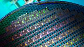 Post-CMOS Drucksensor-Chiplets mit Wafer-Level-Gehäusen vor ihrer Separierung.