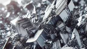 Üblicherweise verwendete III-V-Halbleiter, die aus anderen Hauptgruppen stammen, lassen sich nur schwer mit Silizium kombinieren – ein Material, auf dem die gesamte Chipfertigung beruht. Das macht die Herstellung aufwändig und teuer. Der neue Laser schließt diese Lücke und gilt daher als das „letzte fehlende Puzzlestück“ der Silizium-Photonik. Da er mit der klassischen CMOS-Technologie kompatibel ist, kann er nahtlos in bestehende Siliziumprozesse integriert werden.