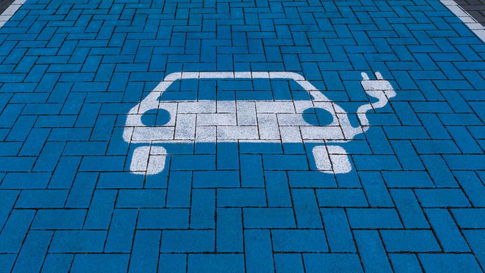 Da sich die Leistungsmerkmale der Hardware der Elektrofahrzeuge zunehmend angleichen, ist die Software der entscheidende Faktor für ein besonderes Fahrerlebnis. Dies umfasst Infotainmentsysteme, autonome Fahrfunktionen und Personalisierungsmöglichkeiten.