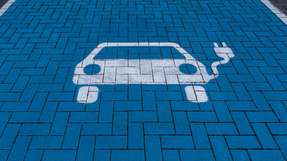 Da sich die Leistungsmerkmale der Hardware der Elektrofahrzeuge zunehmend angleichen, ist die Software der entscheidende Faktor für ein besonderes Fahrerlebnis. Dies umfasst Infotainmentsysteme, autonome Fahrfunktionen und Personalisierungsmöglichkeiten.