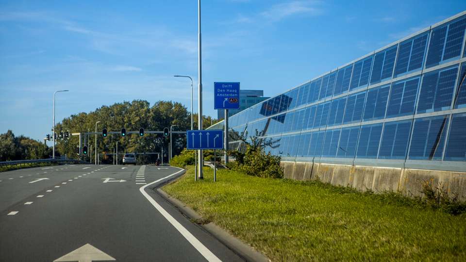 Stromerzeugung und Lärm- und Windschutz in einem: Solarmodule entlang einer Straße in den Niederlanden.