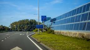 Stromerzeugung und Lärm- und Windschutz in einem: Solarmodule entlang einer Straße in den Niederlanden.