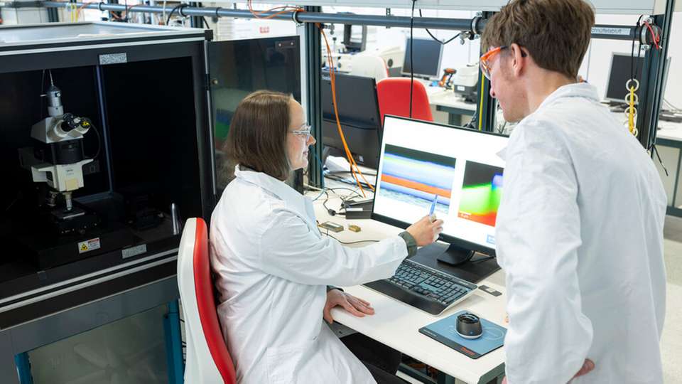 Das Unternehmen BASF erforscht zusammen mit seinen Forschungspartnern, wie das mechanische Recycling von Kunststoffen durch den Einsatz solcher Methoden direkt im Aufbereitungsprozess verbessert werden kann.