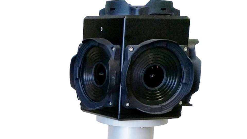 Der LiDAR-Laser ist an einem rotierenden Drehtisch befestigt. Der Laser tastet einen Bereich von 16 vertikalen Abschnitten oder „Slices“ pro Sekunde ab. Insgesamt sendet das Gerät 1,3 Millionen Laserimpulse pro Sekunde aus. Aus diesen Daten wird dann eine 3D-Punktwolke der Umgebung erstellt.