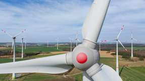 Lesjöfors arbeitet mit Partnern wie Earthmill zusammen, um neue Federlösungen für Windkraftanlagen zu entwickeln – das Unternehmen setzt auf Nachhaltigkeit, um erneuerbare Energien zu fördern.