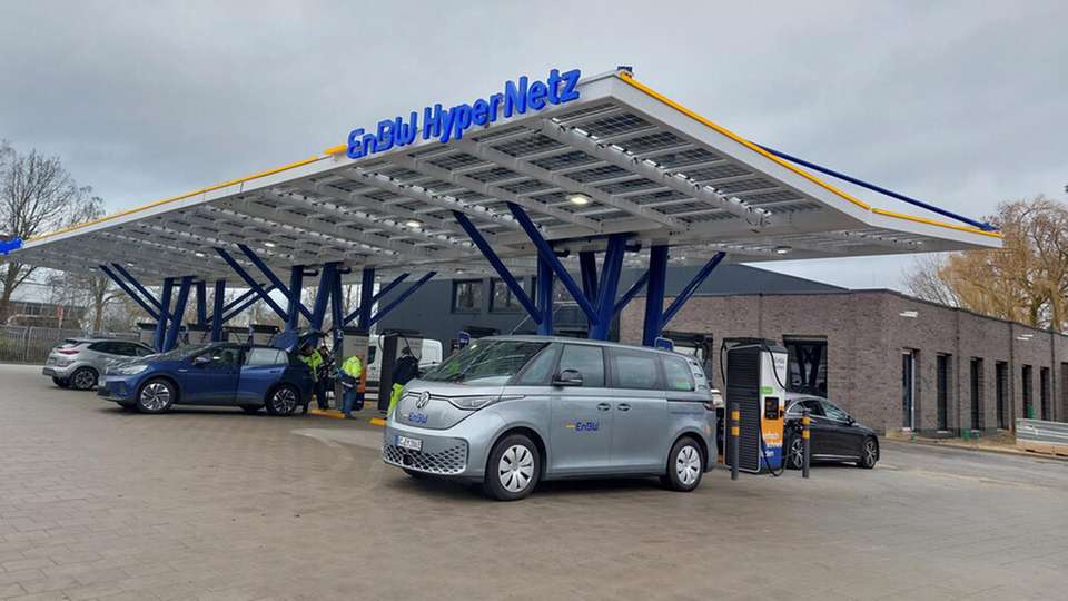 Der neue EnBW-Schnellladepark Osnabrück liegt verkehrsgünstig an der A1. Er bietet 24 Schnellladepunkte.