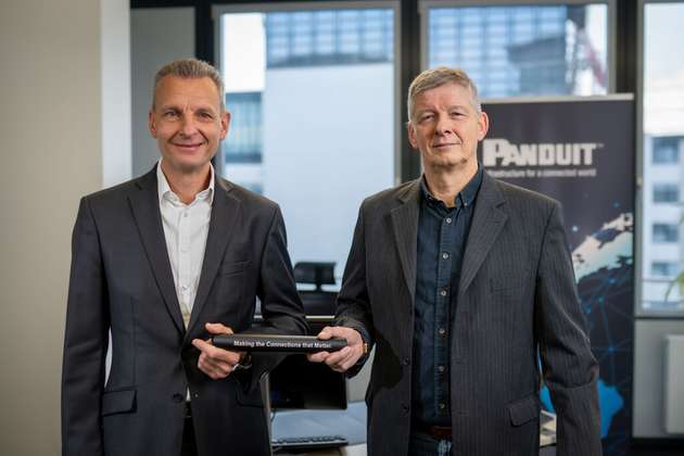 Ralph J. Lolies (rechts) übergibt den Staffelstab bei Panduit in EMEA an Jens Holzhammer (links).