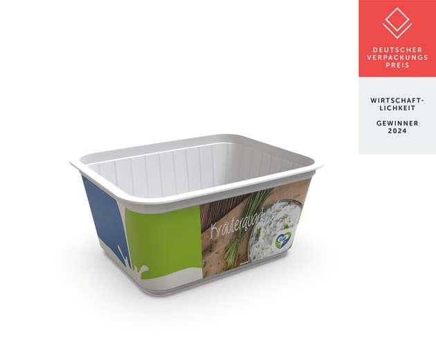 Deutscher Verpackungspreis 2024 für überarbeiteten Handelsmarkenbecher: Mit In-Mould-Labelling zu 20 Prozent weniger Polypropylen und 50 Prozent mehr Becher pro Mehrweg-Transportbox.