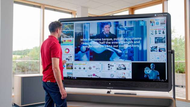 Es gibt keine vorgefertigte Präsentation, sondern die Vertriebsmitarbeiterinnen und -Mitarbeiter können individuell und interaktiv auf die spezifischen Interessen der Kunden eingehen – ob durch anschauliche Videos passender Referenzprojekte oder spontane Whiteboard-Skizzen zur Veranschaulichung von Lösungsansätzen.