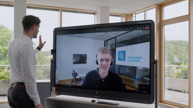 Sämtliche Unternehmensanwendungen, von Videokonferenz-Tools über Office-Anwendungen bis hin zu Projektmanagement- und ERP-Systemen, sind zentral auf einer 86 Zoll großen Oberfläche verfügbar.