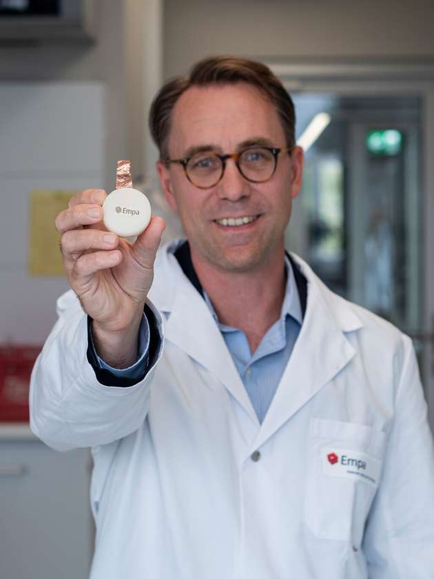 Empa-Forscher Gustav Nystroem mit der Pilzbatterie, die von einer Bienenwachskapsel umschlossen ist.