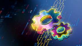 Das Engineering, also die Planung des mechanischen und elektrischen Teils einer Anlage, verläuft noch identisch zum klassischen Maschinenbau. Dann wird die Anlage modelliert, die Software am digitalen Zwilling entwickelt und Abläufe emuliert – bis es am Ende zur virtuellen Inbetriebnahme kommt.