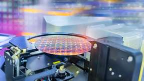 Die Erreichung eines kontinuierlichen Wellenbetriebs bei Raumtemperatur mit elektrischer Injektion ist ein großer Fortschritt, der die Herausforderungen bei der Stromversorgung und der Schnittstellentechnik überwindet.