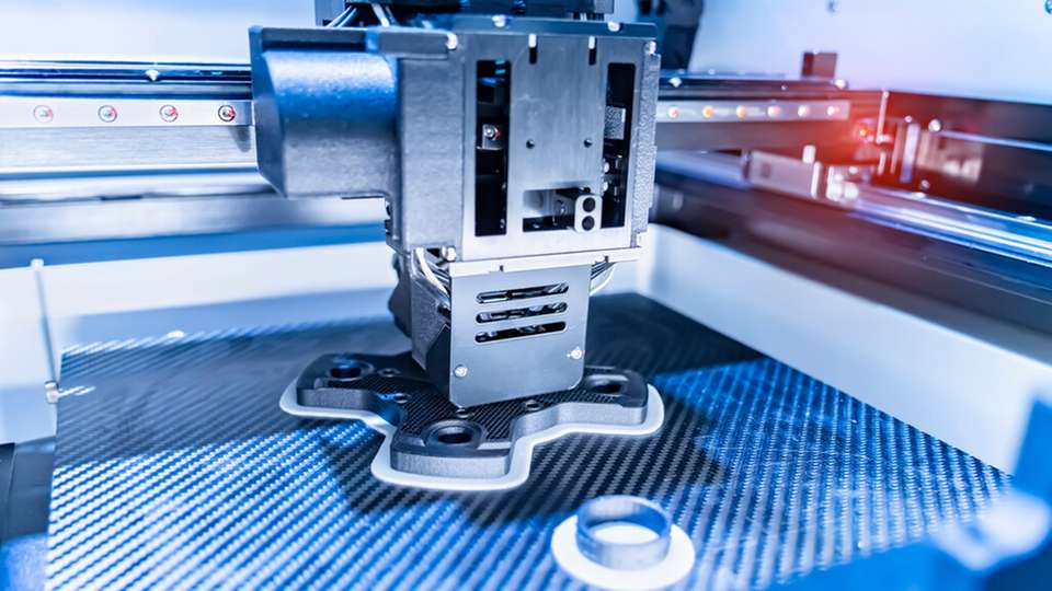 Wegen der industriellen Relevanz der Additiven Produktion, der vielfältigen Anwendungsmöglichkeiten und nicht zuletzt der breiten lokalen Unterstützung für den Verein IAMHH hat die Fraunhofer-Gesellschaft dem Fraunhofer IAPT ein Fraunhofer-Leistungszentrum bewilligt.