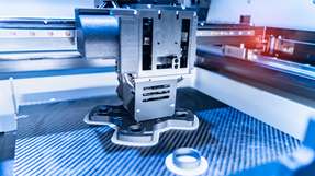 Wegen der industriellen Relevanz der Additiven Produktion, der vielfältigen Anwendungsmöglichkeiten und nicht zuletzt der breiten lokalen Unterstützung für den Verein IAMHH hat die Fraunhofer-Gesellschaft dem Fraunhofer IAPT ein Fraunhofer-Leistungszentrum bewilligt.