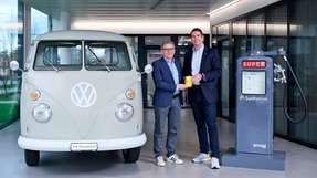 AMAG und Synhelion unterzeichnen langfristigen Abnahmevertrag für erneuerbaren Treibstoff zur Reduktion der CO2-Emissionen der bestehenden AMAG Fahrzeugflotte. (Helmut Ruhl, CEO der AMAG und Philipp Furler, Co-CEO und Mitgründer der Synhelion).