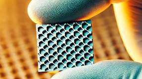 Ein gemusterter Chip mit Hallbarren aus ultradünnem Niobphosphidfilm.