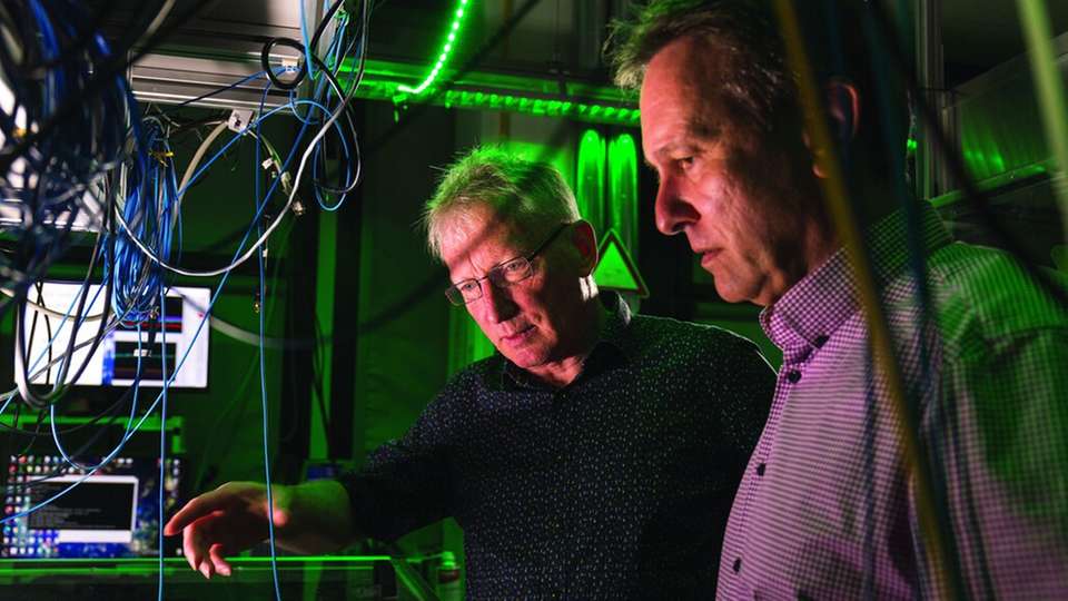 Professor Jürgen Eschner (links) und Professor Christoph Becher forschen im Labor der Quantenphotonik an der Universität des Saarlandes.