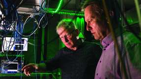 Professor Jürgen Eschner (links) und Professor Christoph Becher forschen im Labor der Quantenphotonik an der Universität des Saarlandes.