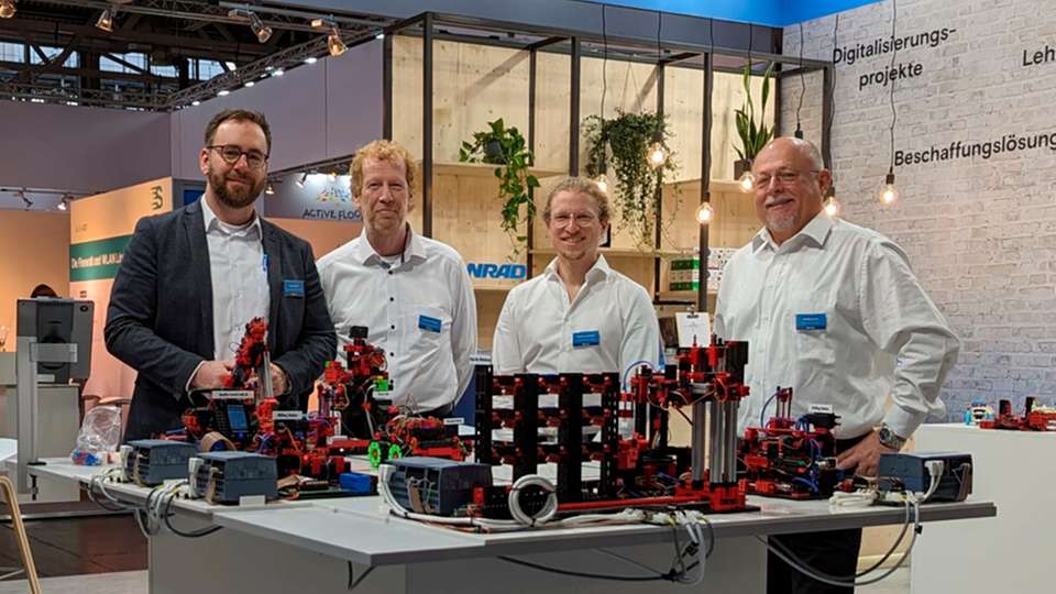 Zukunftsorientiertes Lernen live erleben: Das Conrad-Team berät auf der Didacta unter anderem zur Agile Production Simulation von Fischertechnik.