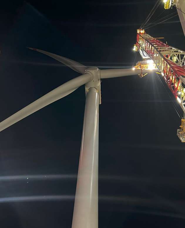 Letzte Turbine im Offshore-Windpark Borkum Riffgrund 3 steht: Das letzte Rotorblatt wird installiert.