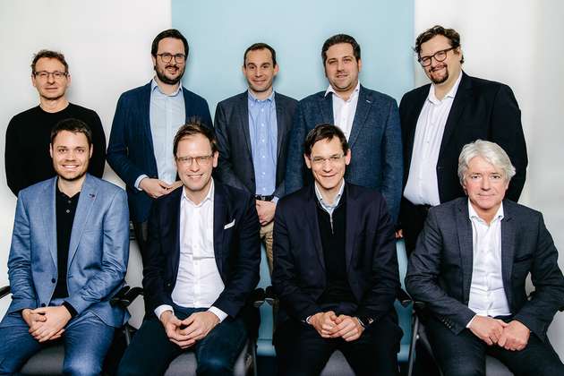Hintere Reihe von links: Jan Cupal, Innovation Manager – Verbund, das Team von TTTech ZYNE mit Tobias Birsak, Managing Director, Sebastian Haid, Managing Director, Clemens Suchocki, Senior Sales Manager, Maximilian Irlbeck, Senior Business Development Manager || Vordere Reihe von links: Alexander Bogensperger, Director Business Development TTTech ZYNE, Franz Zöchbauer, Geschäftsführer – Verbund X Ventures, Georg Kopetz, CEO und Mitgründer – TTTech, Andreas Bräuer, Geschäftsführer – Verbund X Ventures