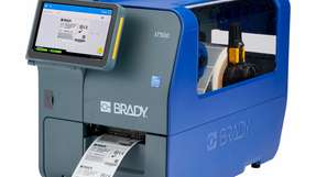 Der BradyPrinter i7500 überzeugt durch automatisierte Kalibrierung, intuitive Bedienung, hohe Präzision, Flexibilität bei verschiedenen Verbrauchsmaterialien und eine schnelle Einsatzbereitschaft in nur 40 Sekunden.