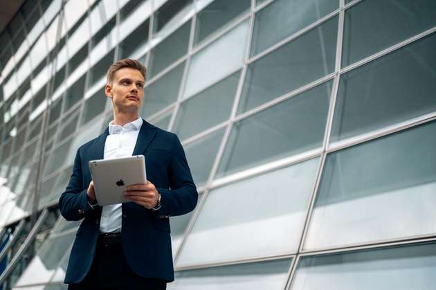 Marvin Flenche ist Gründer und Geschäftsführer der A&M Unternehmerberatung, einer Marketingagentur für Handwerksbetriebe, und der A&M Sales Solutions GmbH, die mit umsatz.io den Vertrieb verbessert. Die Softwarelösung bietet ein CRM-System für kleine und mittelständische Unternehmen und Agenturen, das Vertriebsprozesse optimiert und so schnellere und bessere Umsätze ermöglicht.