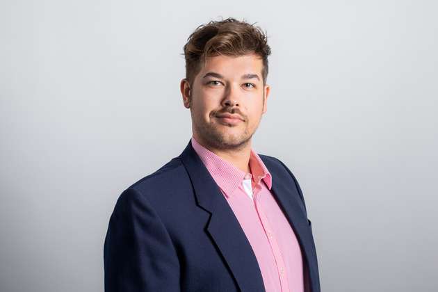 Christopher Zorn befasst sich mit den Chancen und Herausforderungen der nachhaltigen Digitalisierung, insbesondere deren Potenzial, Emissionen zu reduzieren und ökologische sowie wirtschaftliche Ziele zu vereinen.